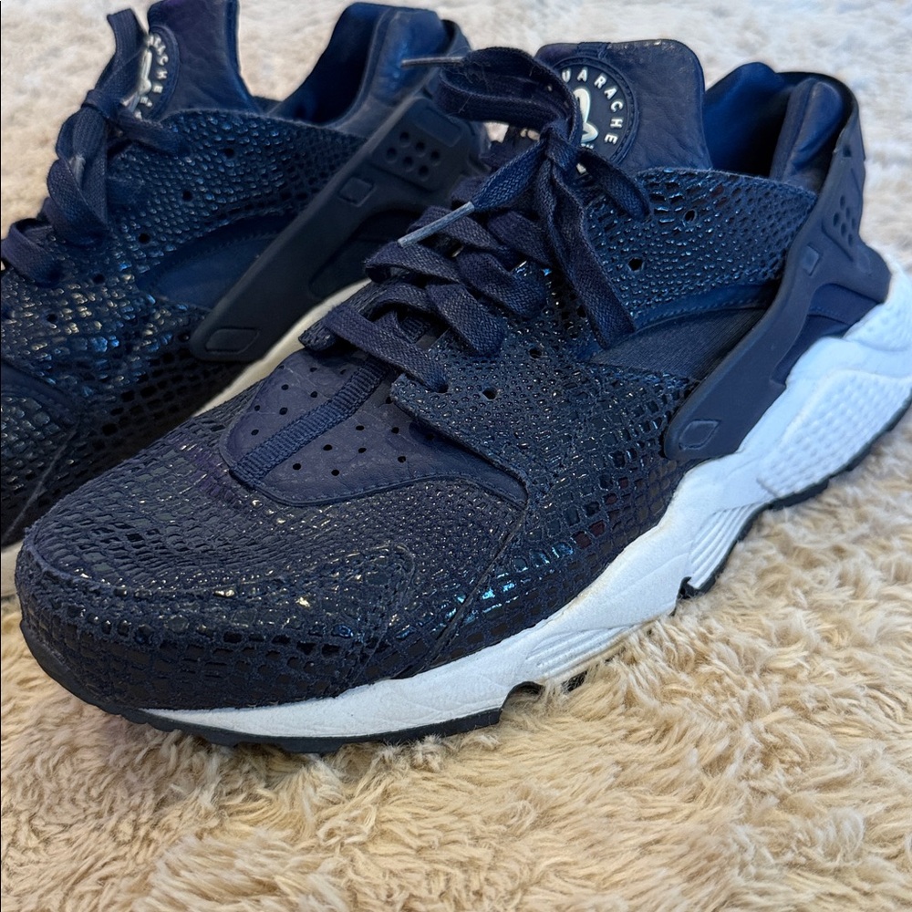 Nike Size 10 WMNS AIR HUARACHE RUN PRINT 'CANNON CROCODILE' - Picture 2 of 8
